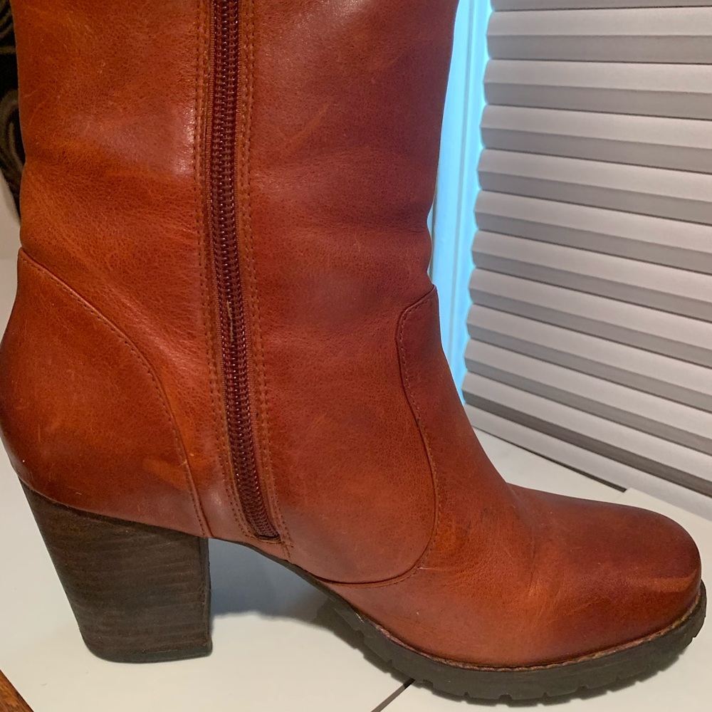 Clarks 100%letter boots, I only wear couple times, I suppose beware 7 1/2,